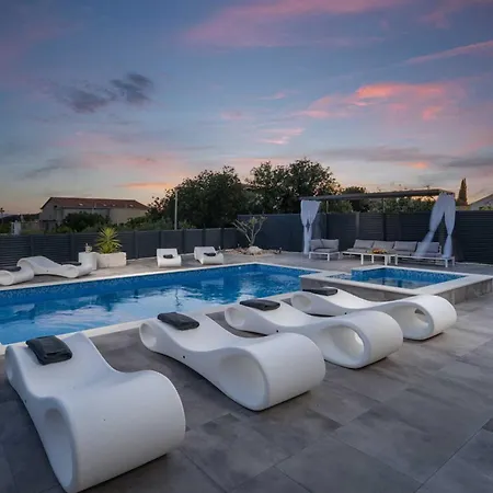 Luxury Stone Tonka Sućuraj